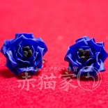 約2cm。小さなブルーローズのイヤーアクセサリー。 つまみ細工の庚申薔薇の技法です。 （2013.01）